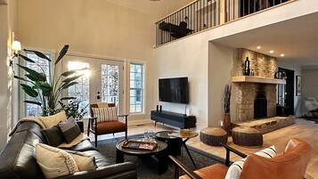 TV connectée, cheminée, baby-foot, livres