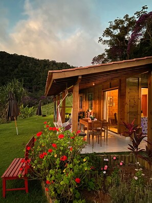 Outdoor dining - Mountain house with a view of the waterfall, in the Caravaggio Circuit! Santa Teresa-ES. (Santa Teresa)