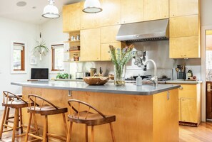 Kjøleskap, mikrobølgeovn, ovn og kokeplater