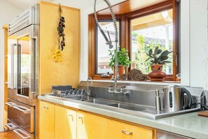 Geladeira, micro-ondas, fogão, cooktop