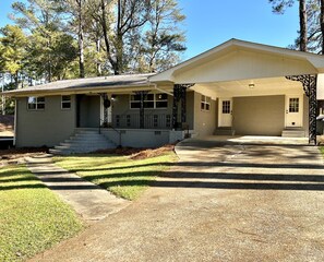 Exterior - Beautiful neighborhood home! 2 miles from campus. (Starkville)