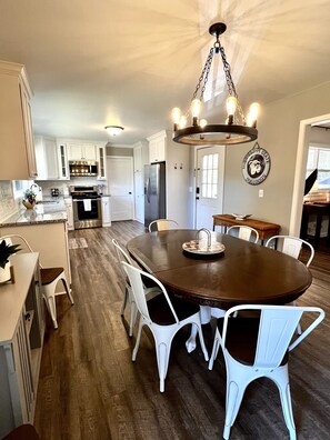 Dining - Beautiful neighborhood home! 2 miles from campus. (Starkville)