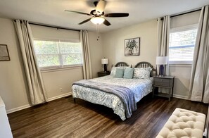 3 bedrooms, desk, iron/ironing board, WiFi - Beautiful neighborhood home! 2 miles from campus. (Starkville)
