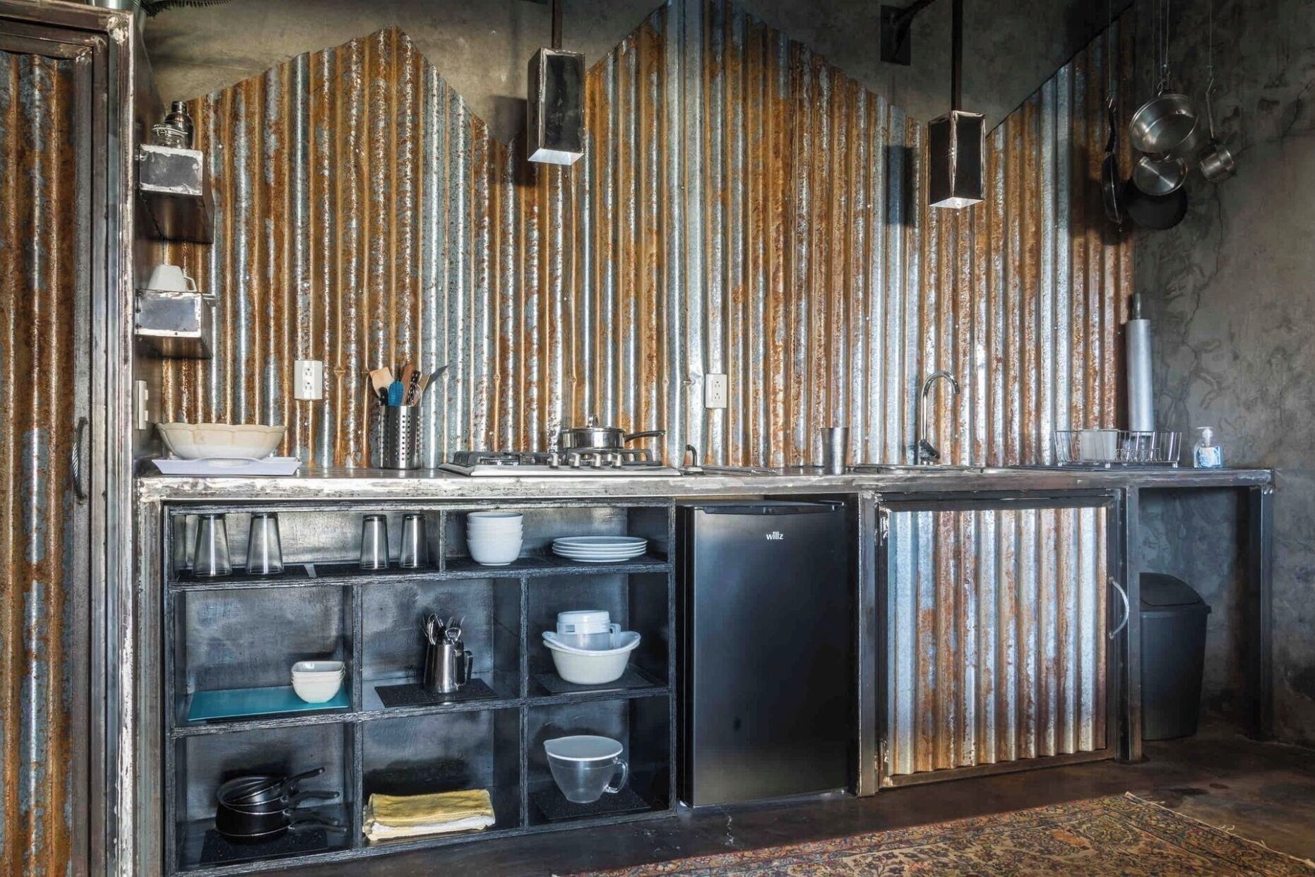Cafetera o tetera, frigorífico y utensilios de cocina