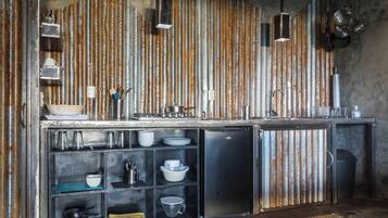 Een koelkast, een koffiezetapparaat/waterkoker