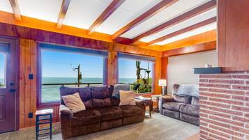 Televisión y chimenea