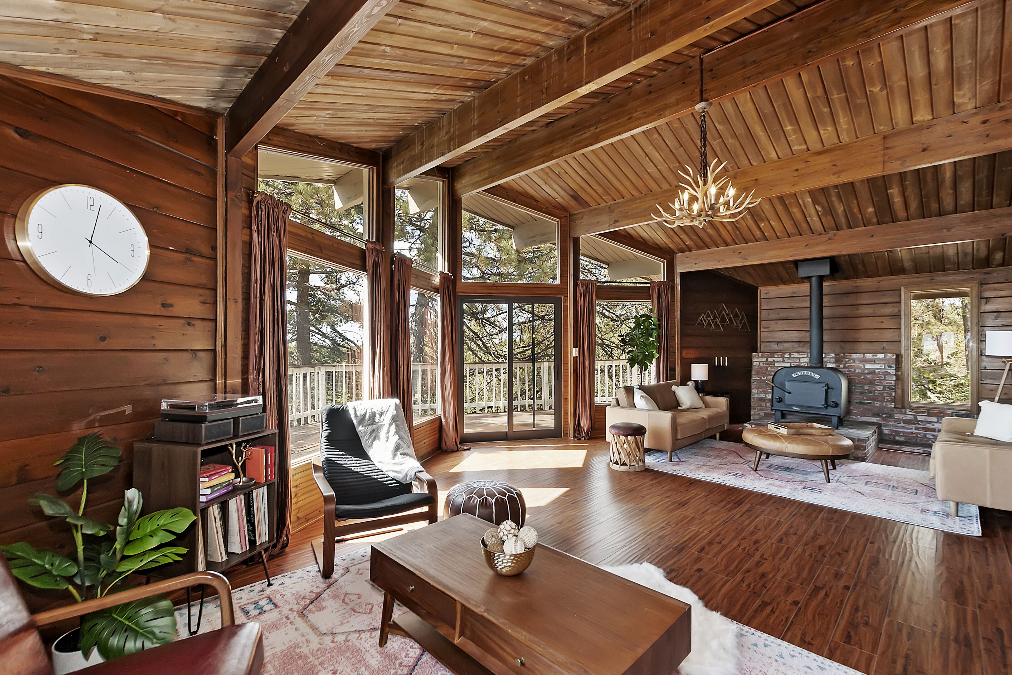 Smart TV, chimenea, videojuegos y futbolito 