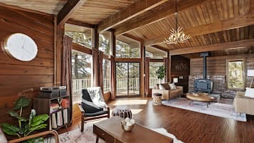 Smart TV, chimenea, videojuegos y futbolito