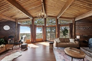 Een smart-tv, een open haard, videogames en tafelvoetbal