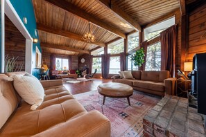 Smart TV, fireplace, video games, table football - Wandering Pines - Game Room - Fire Pit - Lounge - Views (Running Springs)