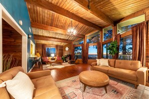 Smart TV, chimenea, videojuegos y futbolito 
