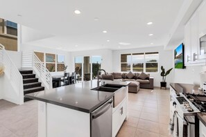 Fridge, microwave, oven, stovetop - Cheerful 4-bedroom vacation home with POOL (Indio)