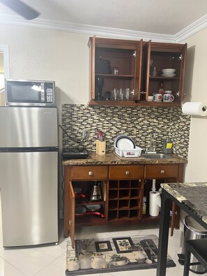 Frigorifero, microonde, macchina per tè/caffè, tostapane