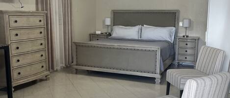 1 quarto, escrivaninha, ferros/tábuas de passar roupa, Wi-Fi de cortesia