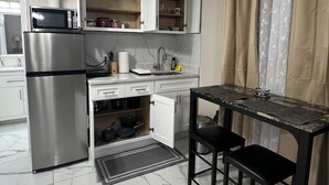 Cafetera y tetera, refrigerador, microondas y tostadora