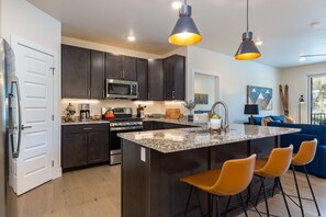 Kjøleskap, mikrobølgeovn, ovn og kokeplater