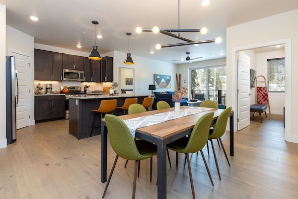 Dining room with seating up to 8