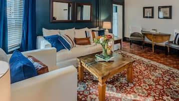 Smart TV, chimenea y libros