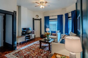 Smart-TV, peis og bøker