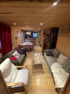 Smart TV, fireplace, video games, DVD player - Quiet family chalet in the center of Les Claux resort, 250 minutes from the slopes.<br> (Vars)