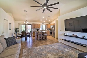 TV, ping pong - Game Room + Mtn Views: Lake Havasu Escape! (Lake Havasu City)
