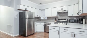Beautiful, Remodeled Penthouse Unit in Old Town!