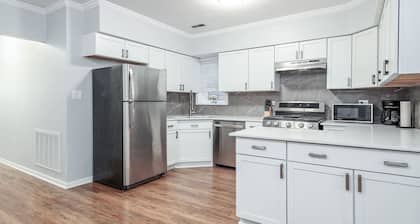 Beautiful, Remodeled Penthouse Unit in Old Town!