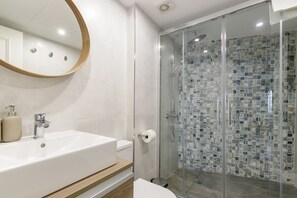 Douche, sèche-cheveux, serviettes fournies