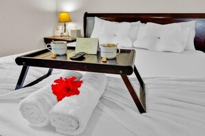 4 habitaciones, caja de seguridad en la habitación y escritorio 