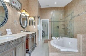 Shower, jetted bath, hair dryer, bidet - Retreat with Pool, Jacuzzi, Game Room, BBQ, Movie Theater & Fire Pit near Disney (Davenport)
