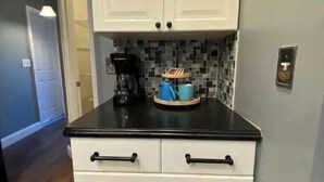 コーヒー / ティーメーカー、冷蔵庫、電子レンジ、オーブン