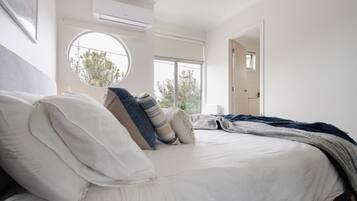 3 bedrooms, desk, iron/ironing board, free WiFi