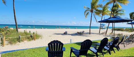 Rannalla, aurinkotuoleja, rantapyyhkeitä