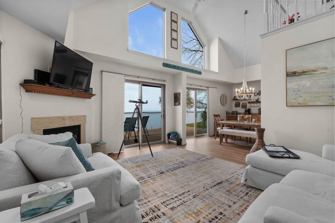 Una televisión, una chimenea, videojuegos