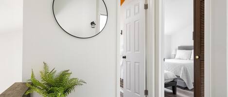 3 habitaciones, escritorio, tabla de planchar con plancha y wifi gratis