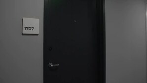 A dark door with a number plate '1707' on the wall. - Lovely studio unit in Miami-Van Dennis (Miami)
