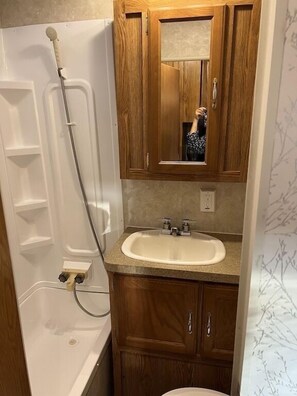 Ensemble baignoire-douche, serviettes fournies, savon