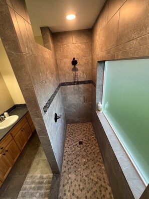 Combined shower/tub, hair dryer, towels, soap - Lake View House (Cottage Grove)