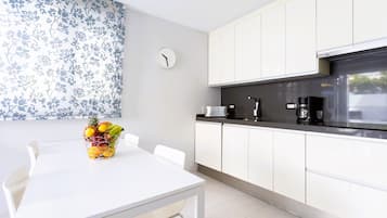Frigorífico, microondas, horno y placa de cocina