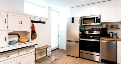 Quiet & Charming Seattle 2BR Walkable Location