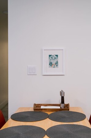 Dining - Quiet & Charming Seattle 2BR Walkable Location (Seattle)