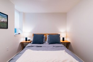 2 Schlafzimmer, Schreibtisch, Bügeleisen/Bügelbrett, Reisekinderbett