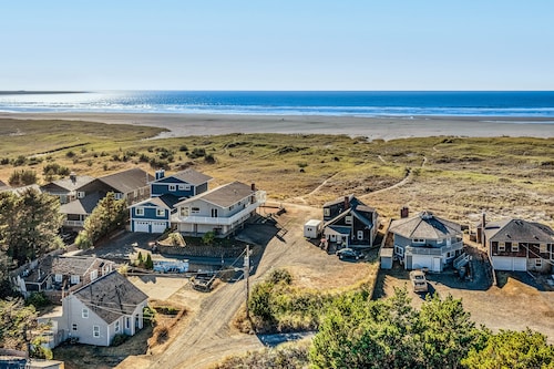 Charming & convenient cottage - one block from the beach & prom with front porch