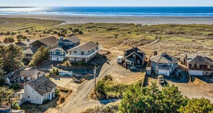 Charming & convenient cottage - one block from the beach & prom with front porch