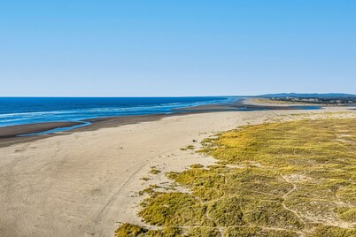 Charming & convenient cottage - one block from the beach & prom with front porch