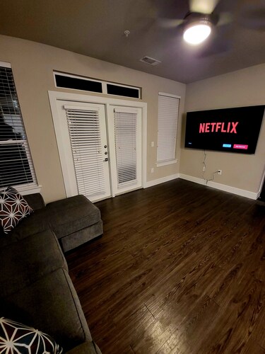 3BDRM TOWNHOUSE! 75IN TV...WIFI!