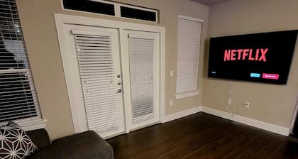 3BDRM TOWNHOUSE! 75IN TV...WIFI!