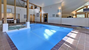 Leilighet, 1 queensize-seng med sovesofa (Trail Creek 12) | Basseng | Innendørsbasseng
