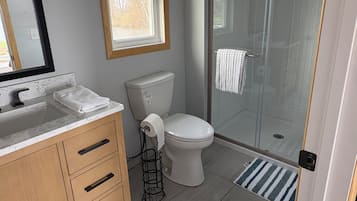 Douche, sèche-cheveux, serviettes fournies, papier toilette
