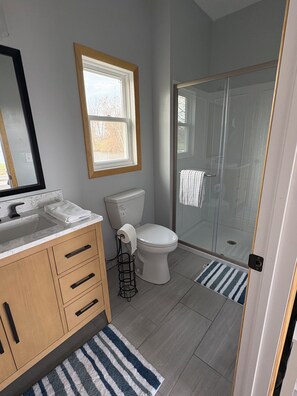 Een douche, een haardroger, handdoeken, toiletpapier